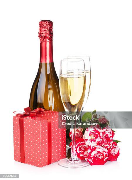 Bottiglia Di Champagne E Due Bicchieri Regalo Scatola E Red Rose Fiori - Fotografie stock e altre immagini di Alchol