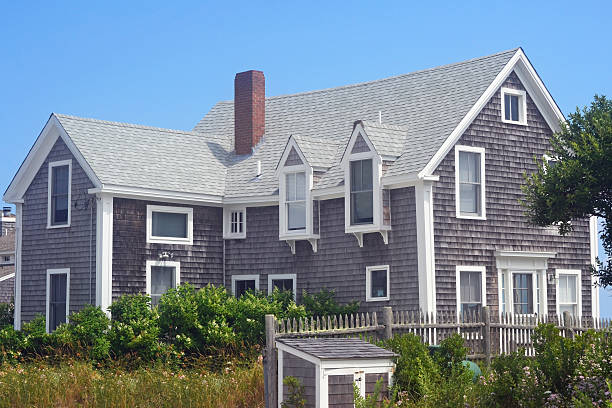 cape cod house - siding wood shingle house wood zdjęcia i obrazy z banku zdjęć