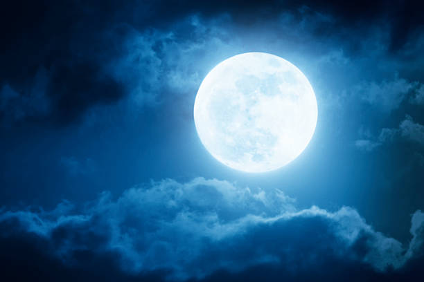 dramatic nighttime sky and clouds with large full moon - ay gökyüzü stok fotoğraflar ve resimler