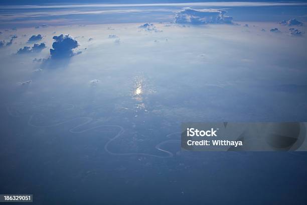 Azul Cielo Vista De Foto de stock y más banco de imágenes de Aire libre - Aire libre, Alto - Descripción física, Avión