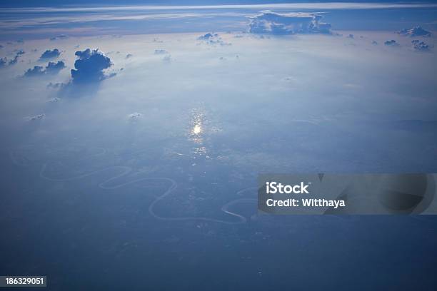 Foto de Céu Azul De Vista e mais fotos de stock de Alto - Descrição Geral - Alto - Descrição Geral, Avião, Azul