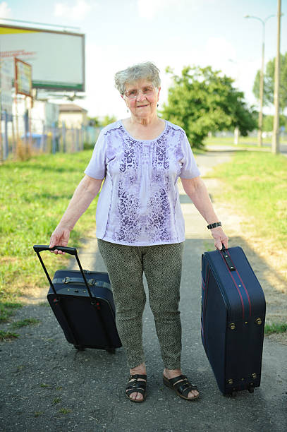 Femme âgée avec des valises - Photo