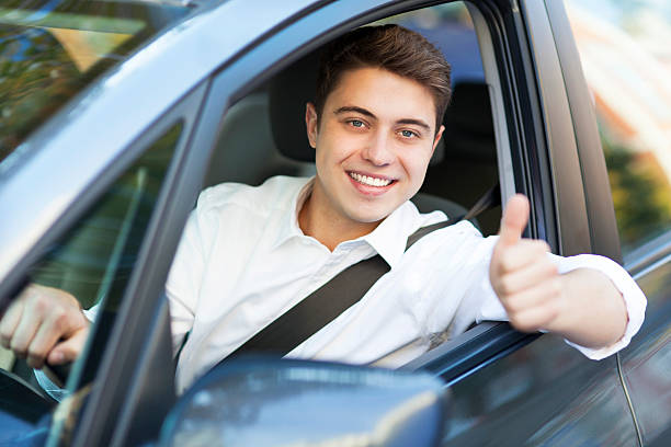 hombre en un coche con mucha suerte - confidence toothy smile thumbs up ok sign fotografías e imágenes de stock