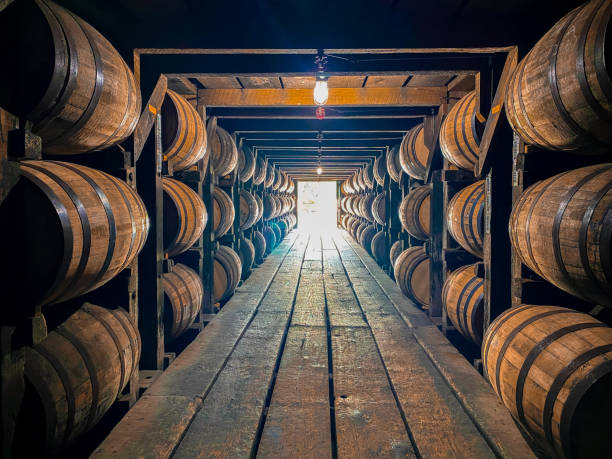 bourbon barrels aging in rickhouse - ton fotos stockfoto's en -beelden