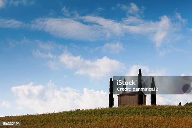 Paisaje En País Lado De Toscany Italia Foto de stock y más banco de imágenes de Agricultura - Agricultura, Aire libre, Casa