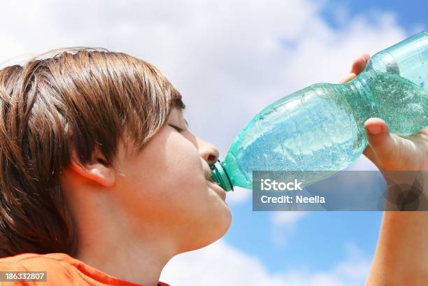 Durstig Junge Stockfoto und mehr Bilder von Blau - Blau, Durst, Eine Person
