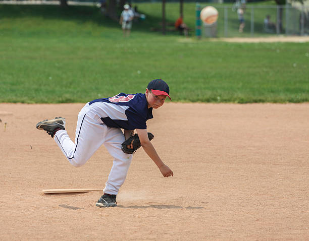 молодежь бейсбольная кувшин с обтравка - baseball mit стоковые фото и изображения