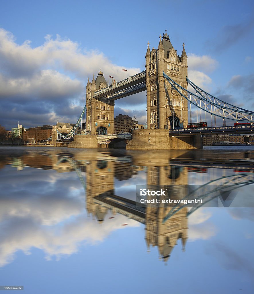 Tower Bridge w godzinach wieczornych, Londyn, Anglia - Zbiór zdjęć royalty-free (Anglia)