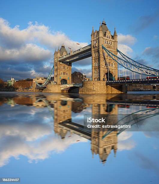 Tower Bridge W Godzinach Wieczornych Londyn Anglia - zdjęcia stockowe i więcej obrazów Anglia