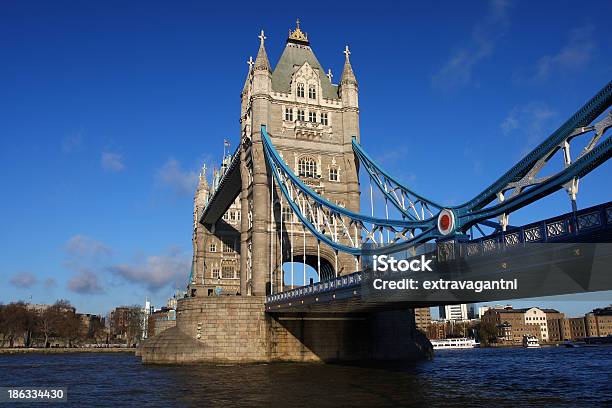 Famoso Tower Bridge Em Londres Inglaterra - Fotografias de stock e mais imagens de Arquitetura - Arquitetura, Arte, Arte e Artesanato - Arte visual
