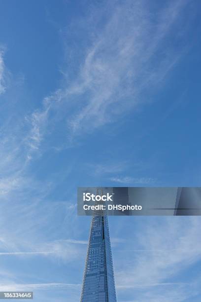 Foto de O Shardlondres e mais fotos de stock de Alto - Descrição Geral - Alto - Descrição Geral, Arranha-céu, Azul