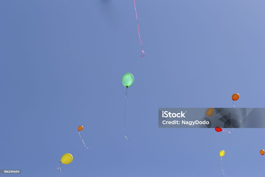 Palloncini in cielo di colore - Foto stock royalty-free di Ambientazione esterna