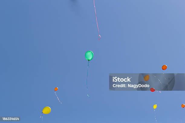 Palloncini In Cielo Di Colore - Fotografie stock e altre immagini di Ambientazione esterna - Ambientazione esterna, Anniversario, Blu