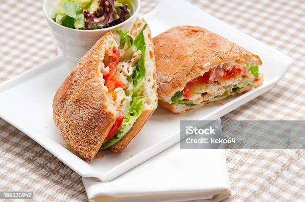 Ciabatta Panini Con Pomodoro E Sandwich Di Pollo - Fotografie stock e altre immagini di Alimentazione sana - Alimentazione sana, Bianco, Carne