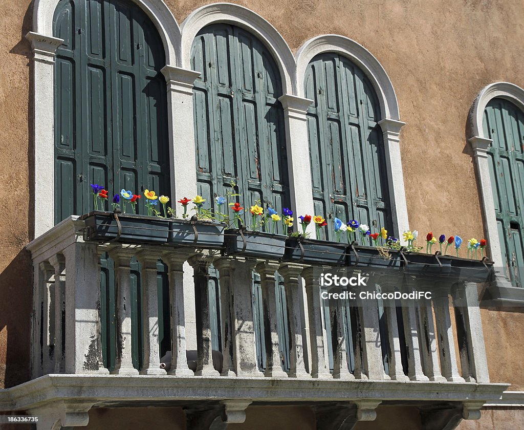 Balcón con flores de vidrio producida en una fábrica de Murano - Foto de stock de Aire libre libre de derechos