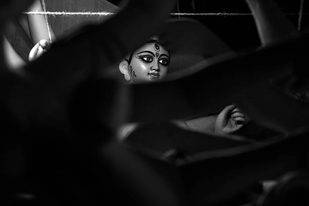 indian divindade-deusa durga, o deus com dez mãos. - shiva hindu god statue dancing - fotografias e filmes do acervo