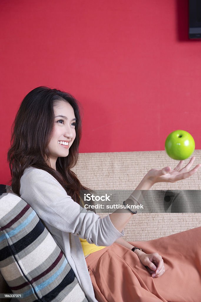 Mujer asiática con manzana verde - Foto de stock de Adulto libre de derechos