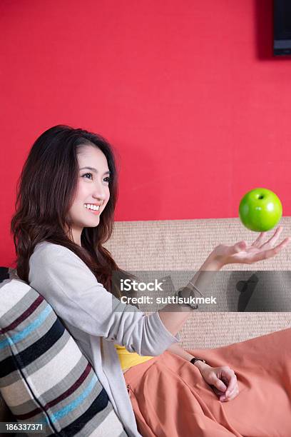 Mujer Asiática Con Manzana Verde Foto de stock y más banco de imágenes de Adulto - Adulto, Belleza, Etnias asiáticas e indias