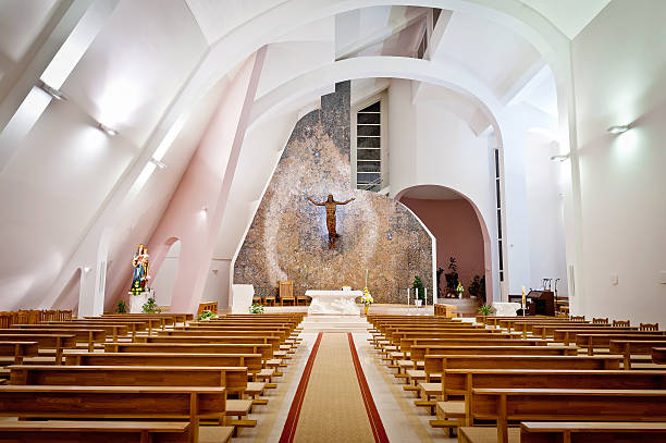 grande interior da igreja moderna - church interior - fotografias e filmes do acervo