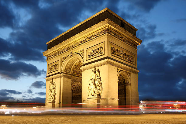 famoso arco di trionfo a parigi, francia - paris france night charles de gaulle arc de triomphe foto e immagini stock