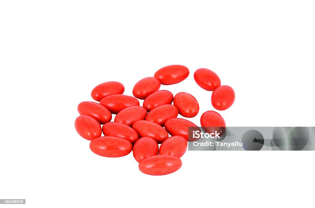 Tas de rouge cachets gros plan isolé sur fond blanc - Photo de Antibiotique libre de droits
