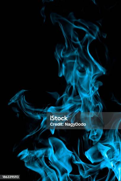 Azul Fuego Sobre Fondo Negro Foto de stock y más banco de imágenes de Abstracto - Abstracto, Azul, Azul turquesa
