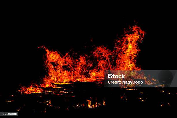 Пожар На Черном Фоне — стоковые фотографии и другие картинки Абстрактный - Абстрактный, Бушующее пламя, Гореть