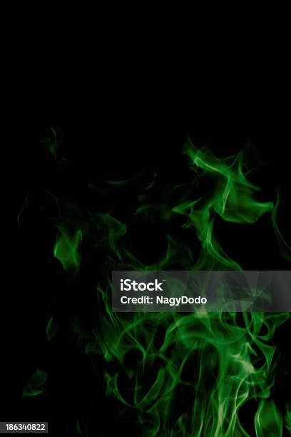 Verde Fuoco Su Sfondo Nero - Fotografie stock e altre immagini di Astratto - Astratto, Bellezza naturale, Bruciare