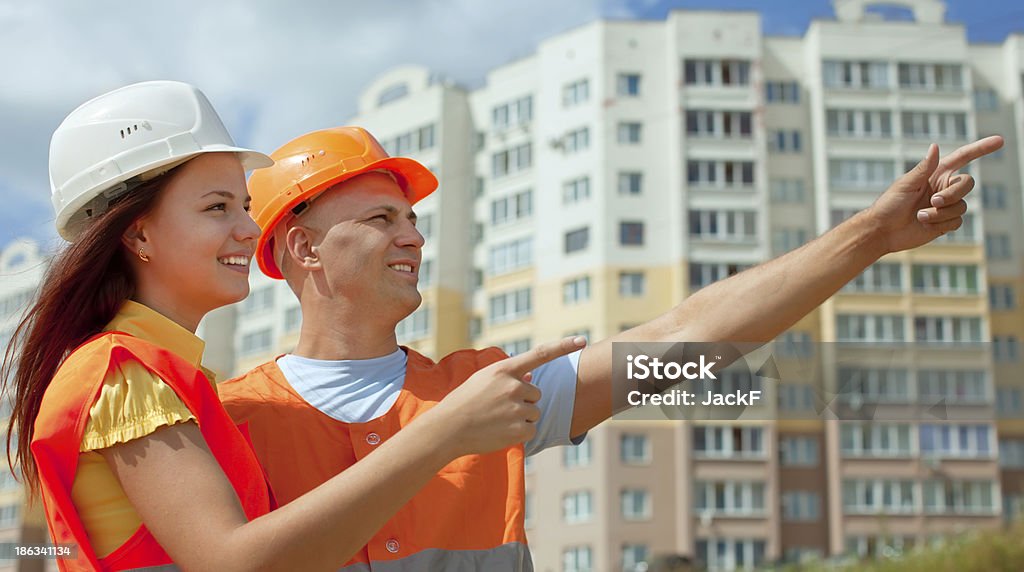 Dos arquitectos en frente del edificio del hotel - Foto de stock de Accesorio de cabeza libre de derechos