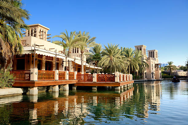 vista del souk madinat jumeirah, dubai, emiratos árabes unidos - madinat jumeirah hotel fotografías e imágenes de stock