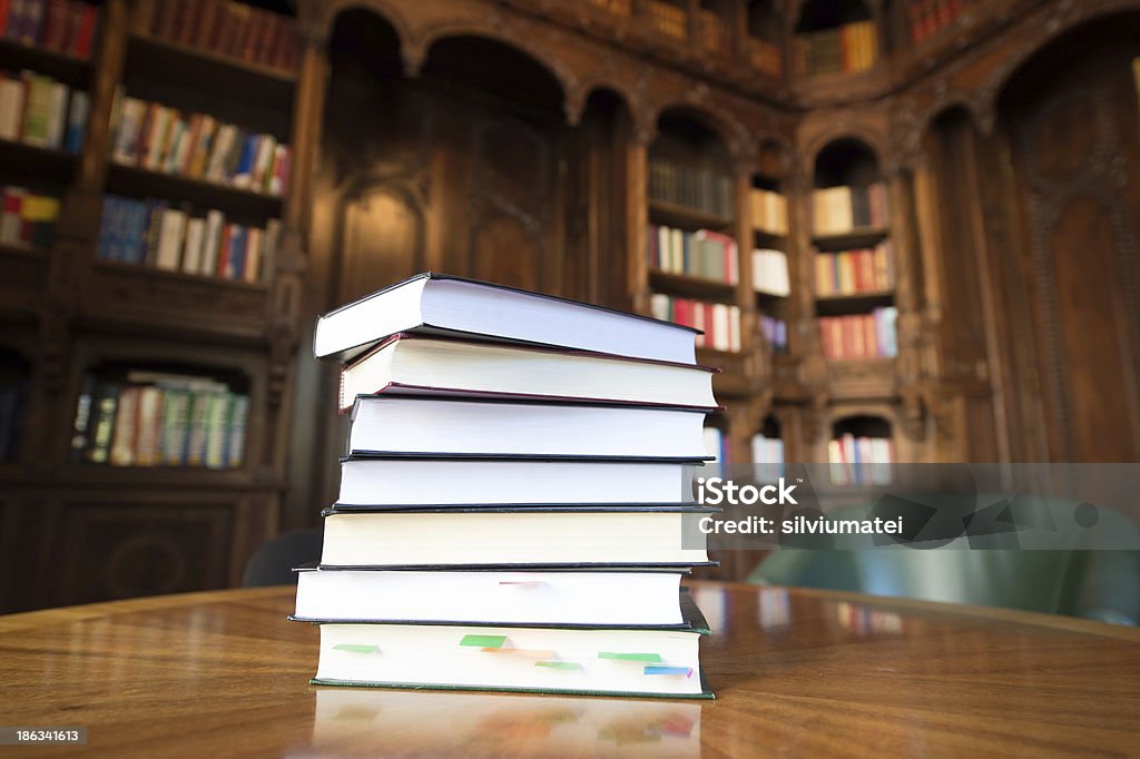Apilar libros de biblioteca en el fondo - Foto de stock de Aprender libre de derechos