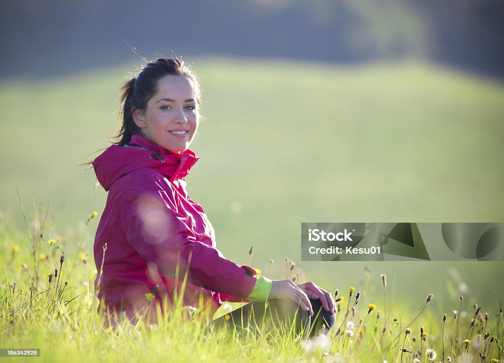 Hübsche Frau entspannend auf einer Wiese - Lizenzfrei Joggen Stock-Foto