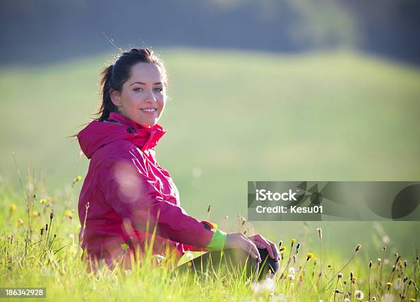 Mulher Bonita Relaxante Em Um Prado - Fotografias de stock e mais imagens de Jogging - Jogging, Prado, Adulto