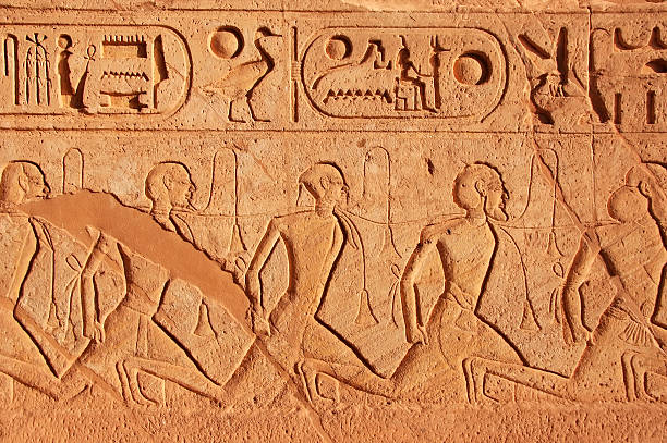starożytny pismo hieroglificzne na ścianie, great temple of abu simbel - nefertaris temple of hathor zdjęcia i obrazy z banku zdjęć