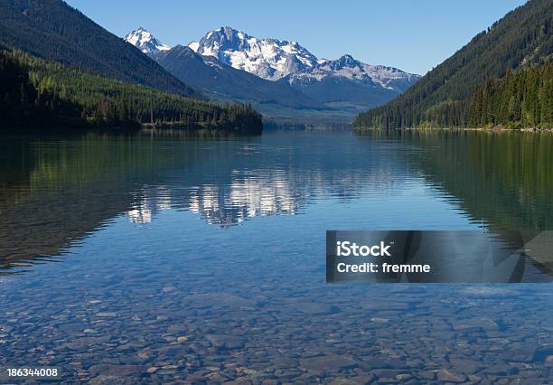 Montanhas E Lago - Fotografias de stock e mais imagens de Ao Ar Livre - Ao Ar Livre, Atividades ao Ar Livre, Azul