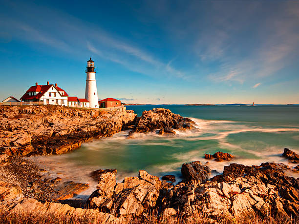 faro de portland en maine en sunrise - lighthouse landscape maine sea fotografías e imágenes de stock