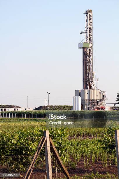 Oilfield Con Tierra Aceite Torre Perforadora Foto de stock y más banco de imágenes de Acero - Acero, Aire libre, Alto - Descripción física