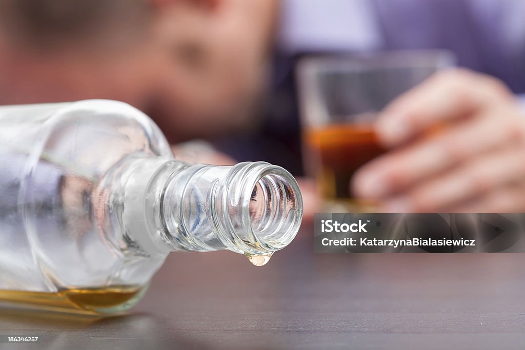 Incontrôlée de la consommation de boissons alcoolisées - Photo de Alcoolisme libre de droits