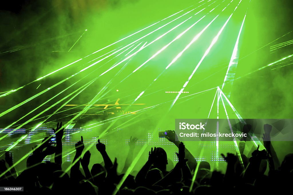 Folla con laser verde - Foto stock royalty-free di DJ