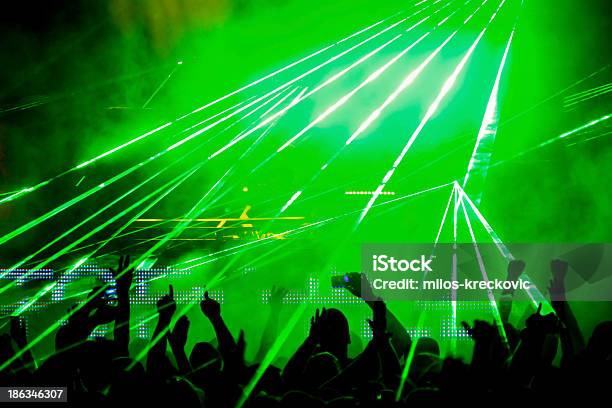 Folla Con Laser Verde - Fotografie stock e altre immagini di DJ - DJ, Colore verde, Folla