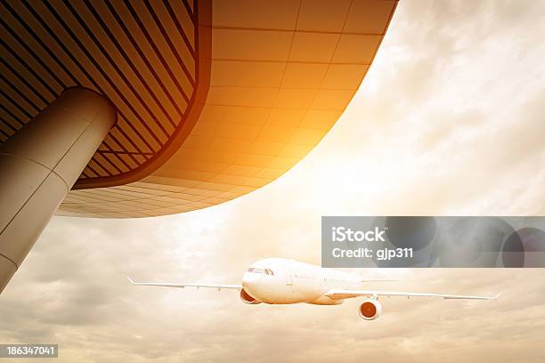 Avião Ao Pôr Do Sol - Fotografias de stock e mais imagens de Aeroporto - Aeroporto, Aeródromo, Alfalto