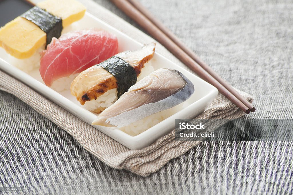 Giapponese Sushi, tonno, uova, Anguilla, Pesce spada - Foto stock royalty-free di Alga bruna
