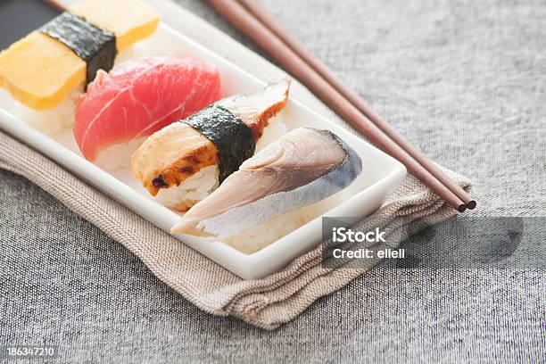 Giapponese Sushi Tonno Uova Anguilla Pesce Spada - Fotografie stock e altre immagini di Alga bruna