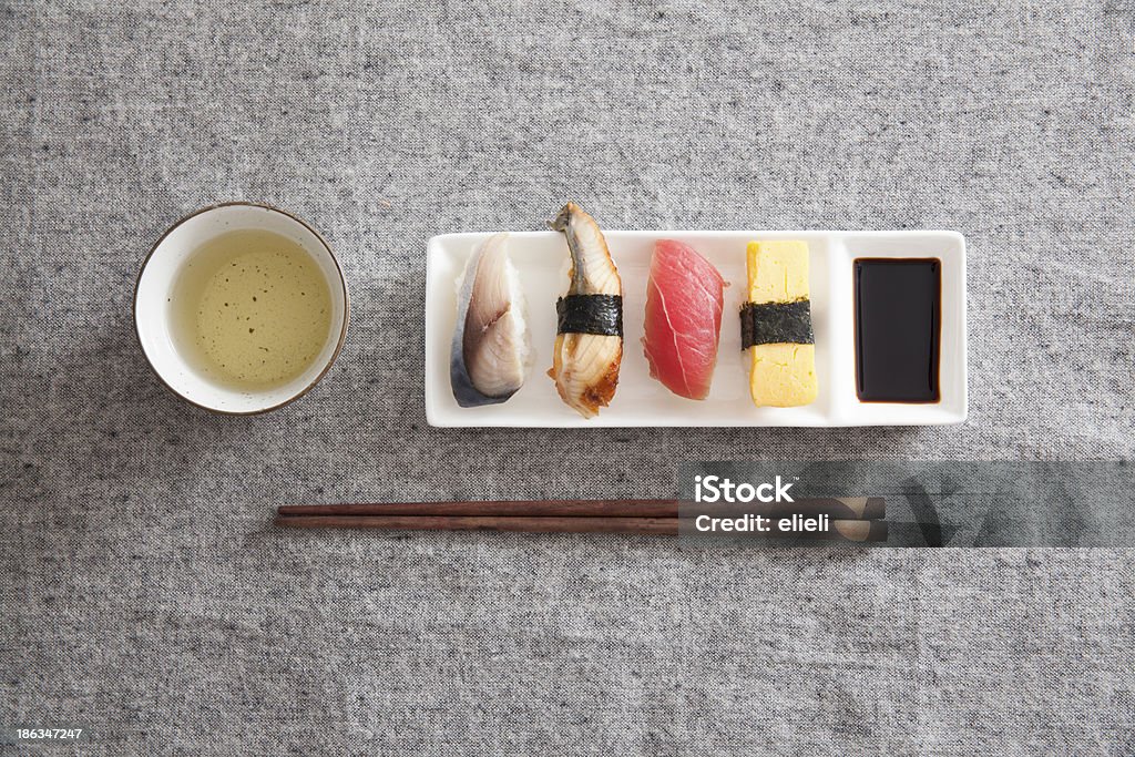 El Sushi japonés, Egg, el atún, anguila, pez espada, té verde - Foto de stock de Alga Marina libre de derechos