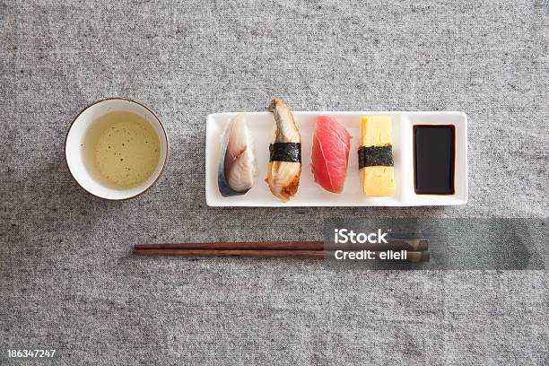 El Sushi Japonés Egg El Atún Anguila Pez Espada Té Verde Foto de stock y más banco de imágenes de Alga Marina