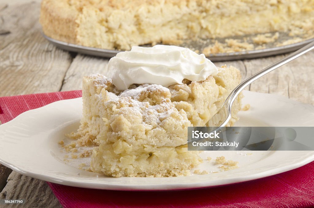 crumb cake with powdered sugar crumb cake with powdered sugar and cream Baked Stock Photo