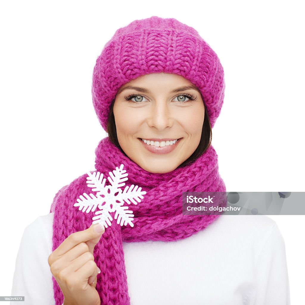 Frau in Hut und Schal, braunes Karomuster, mit großen Schneeflocke - Lizenzfrei Angeschlagen Stock-Foto