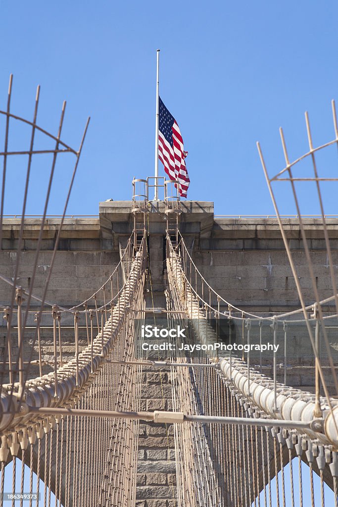 アメリカの旗がブルックリン橋 - つながりのロイヤリティフリーストックフォト