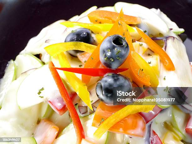 リンゴのサラダカラフルな胡椒とブラックオリーブを飾ります - ギリシャ料理のストックフォトや画像を多数ご用意 - ギリシャ料理, クローズアップ, グリークサラダ