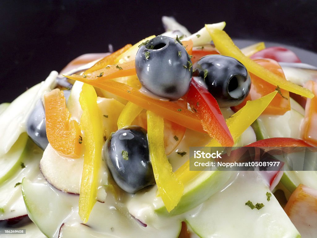 Apfel-Salat mit farbenfrohen Pfeffer und schwarze Oliven serviert. - Lizenzfrei Feta Stock-Foto